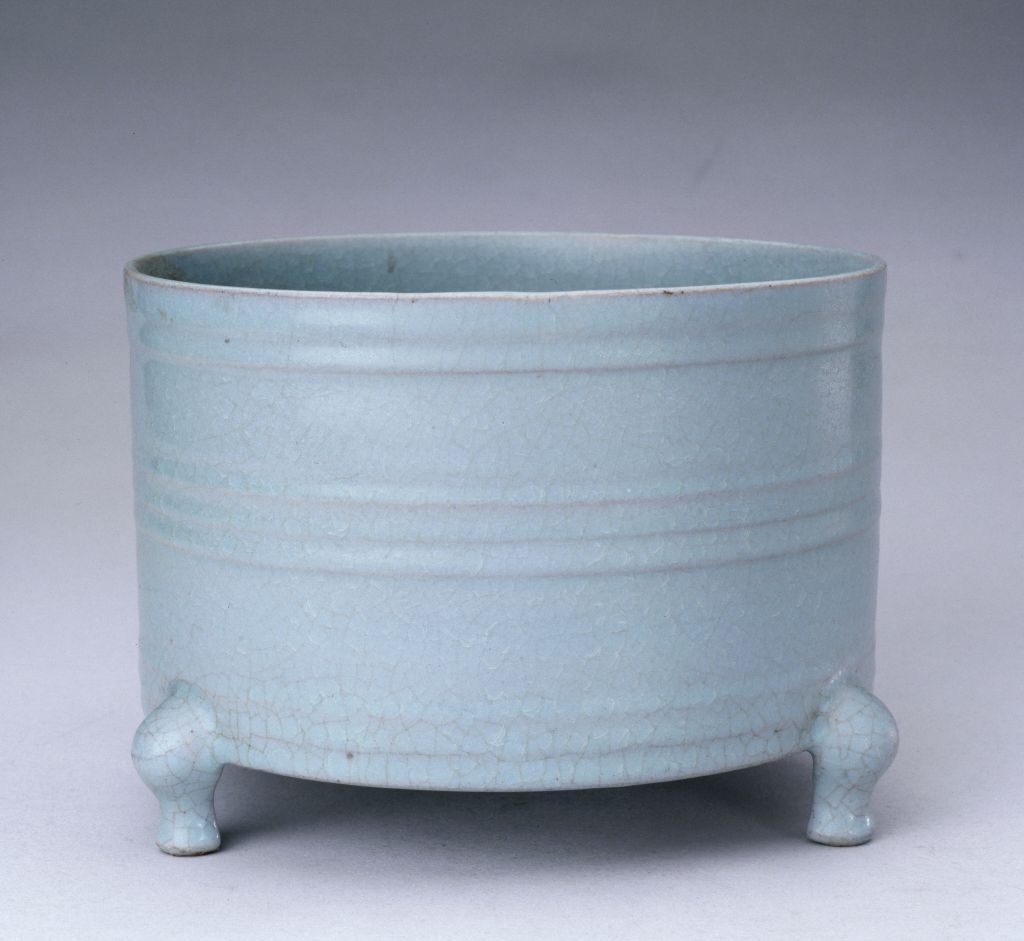 图片[1]-Ru Kiln Light Celestial Green Glaze Three-legged Bottle Furnace with String Pattern-China Archive